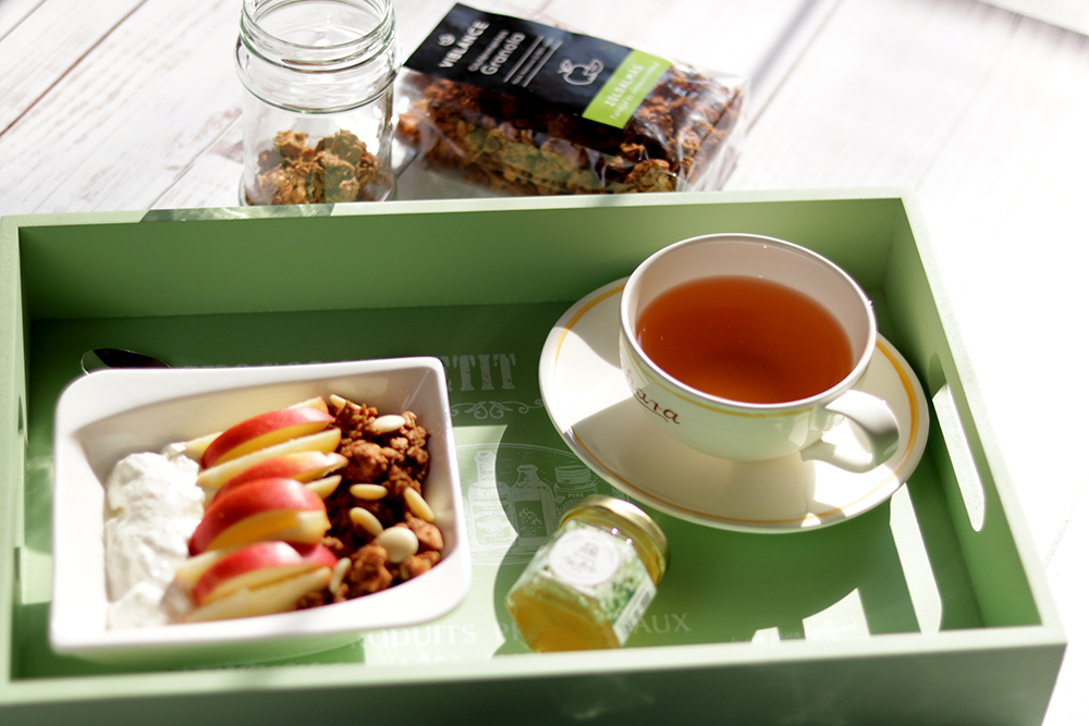 Egészséges reggeli - sült müzli és mentás tea