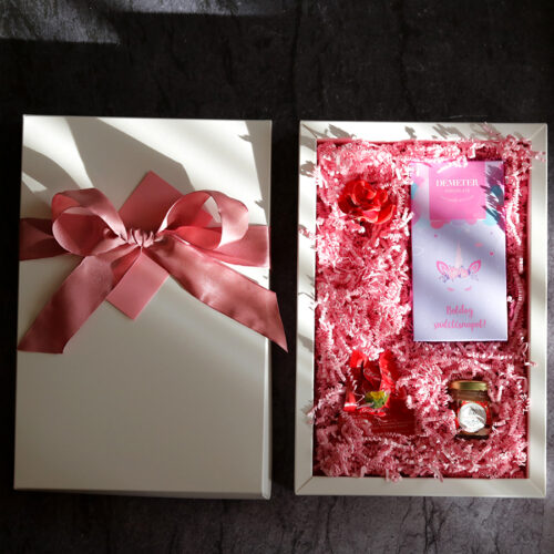 Születésnapi ajándékcsomag nőknek - csokoládé, virág, méz