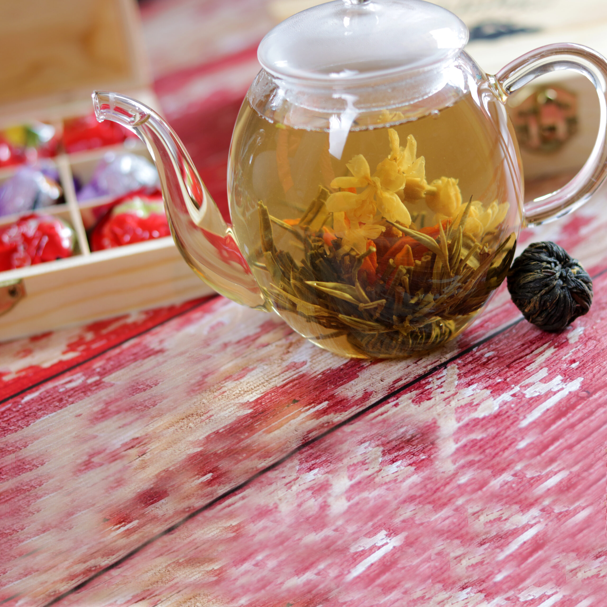 Virágzó tea készlet, szett üveg teáskannával fa dobozban