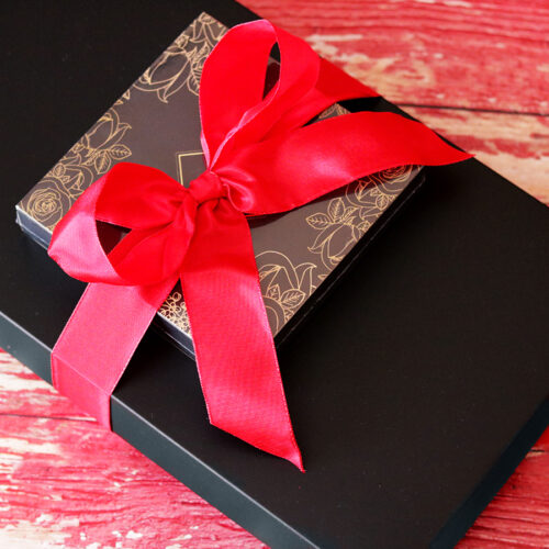 Fekete díszdobozos ajándékcsomag csoki bonbonnal és piros masnival