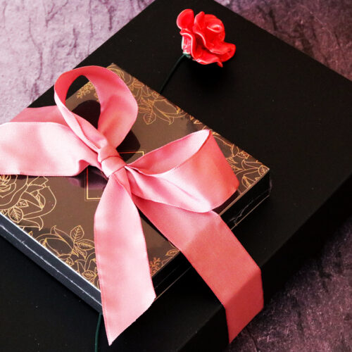 Fekete díszdobozos ajándékcsomag csoki bonbonnal és kerámia rózsa