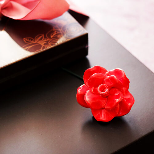 Fekete díszdobozos ajándékcsomag csoki bonbonnal és kerámia rózsa