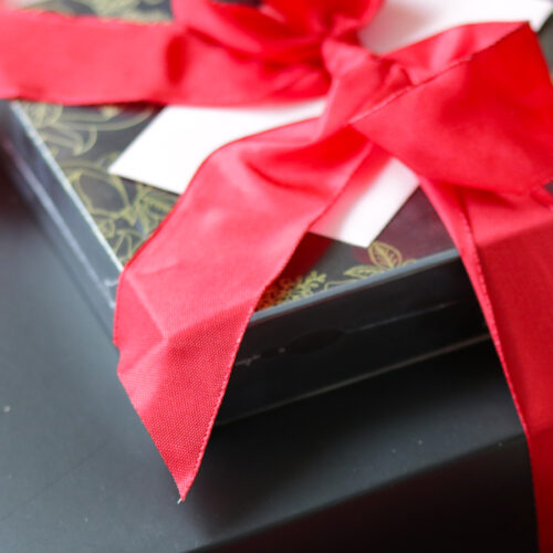 Fekete díszdobozos ajándékcsomag csoki bonbonnal és piros masnival