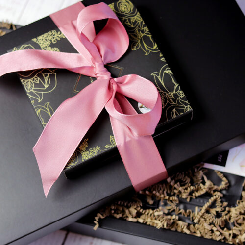 Fekete papír díszdobozos ajándékcsomag nőknek bonbonnal