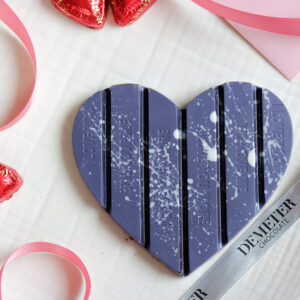 Kék áfonyás töltött szív alakú étcsokoládé tábla